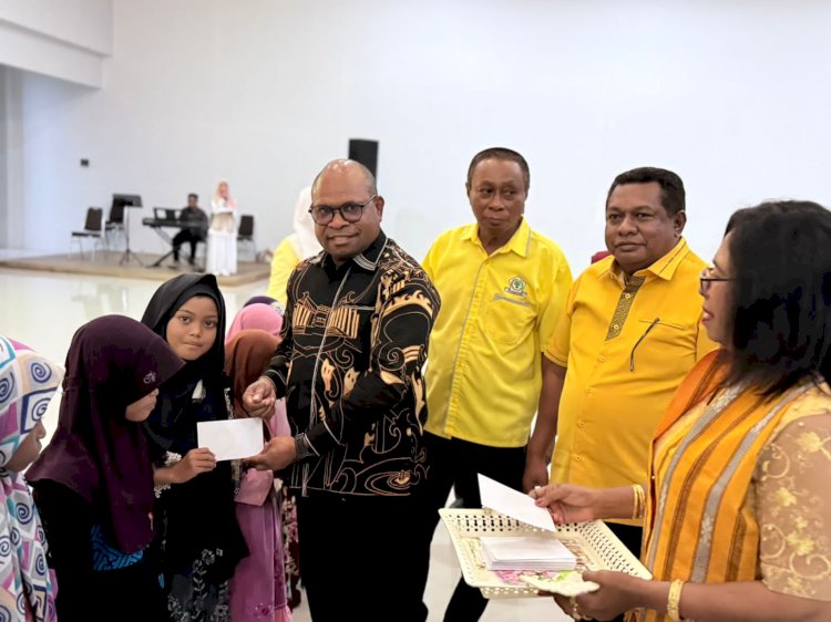 Ketua DPD I Partai Golkar Papua Barat Daya, Septinus Lobat memberikan santunan kepada anak yatim dari panti asuhan Emeyedore dalam kegiatan buka puasa bersama kader Golkar Se Papua Barat Daya. 