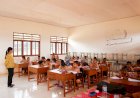 PT BCA DUKUNG FASILITAS PENDIDIKAN : BANTU MEJA KURSI BELAJAR KE SD YPK SELIL DAN SD KIGORUN