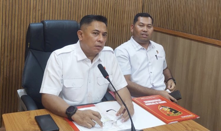 Dirkrimsus Polda Papua Barat Daya, Kombes Pol Iwan P. Manurung yang didampingi oleh PS Kanit I Subdit III Tipidkor, Iptu Ihot Tampubolon di Mapolda Papua Barat Daya dalam konferensi persnya terkait dugaan korupsi pada Inspektorat Papua Barat Daya yang merugikan negara sekitar Rp. 2 Milyar. 