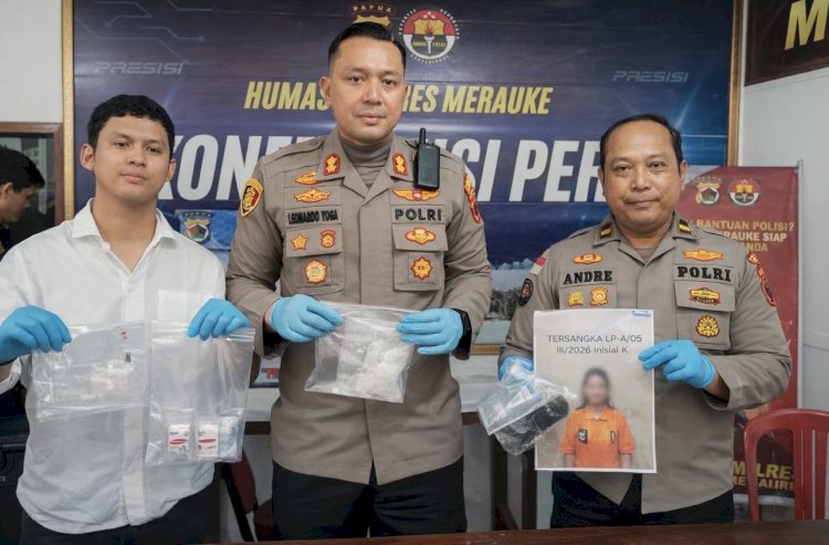 Kapolres Merauke AKBP Leonardo Yoga didampingi Kasat Narkoba AKP Rachmad Rido dan Kasi Humas Ipda Andre MSB saat menunjukkan barang bukti narkotika jenis sabu seberat 43,64 gram dalam konferensi pers pengungkapan kasus di Mapolres Merauke.