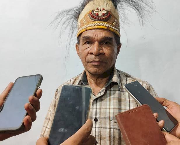 Ketua Dewan Adat Suku Betew Kafdarun (Betkaf) Raja Ampat, Yance Mambrasar. (Istimewa) 