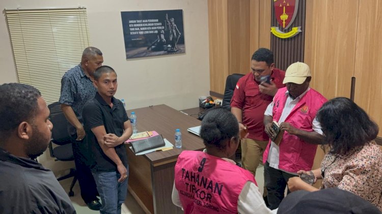 Kejati Papua Barat  menetapkan tiga orang tersangka dugaan korupsi pada Setda Kabupaten Sorong. 