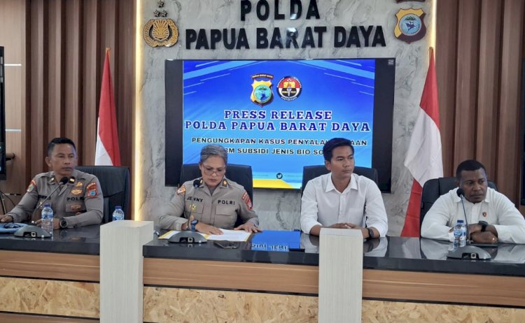 Plt Kabid Humas Polda Papua Barat Daya Kompol Jenny S.A Hengkelare yang di dampingi Panit Subdit 1 INDAGSI Dirreskrimsus,  IPDA Jihan Andrean, IPDA Syafrudin Loji, mewakili Direskrimsus Polda Papua Barat Daya,  dan Ipda Tony Surya Saputra,  Mewakili Kabid Propam Polda Papua Barat Daya. 