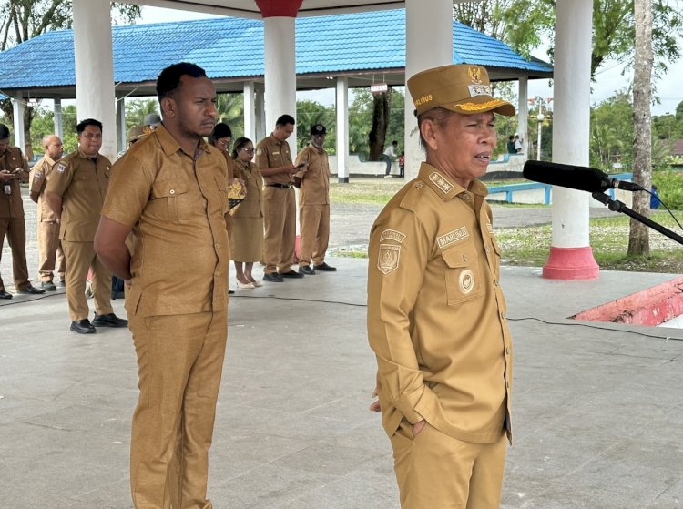 Wakil Bupati Boven Digoel Drs. Marlinus saat memipin apel bersama ASN
