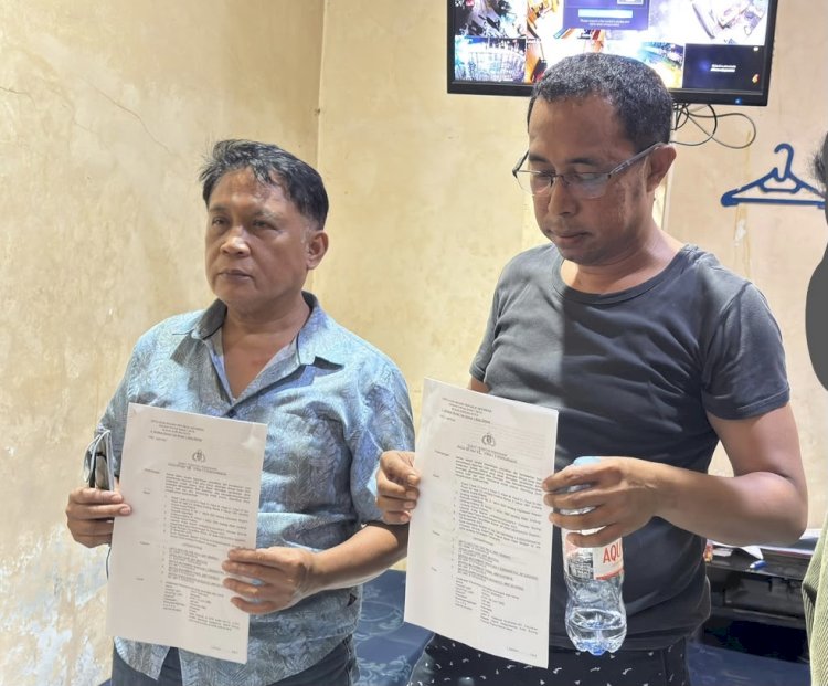 Kedua tersangka dugaan kasus mafia tanah,  Mantan Kepala BPN Kota Sorong, YS dan oknum pengacara VN saat di tahan di Rutan Polresta Sorong Kota. (Istimewa) 