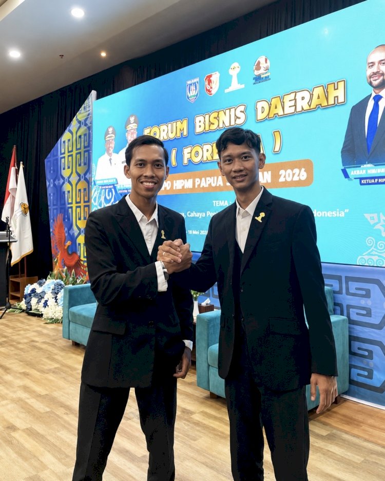 Ketua Umum dan Sekretaris Umum Bakorda HIPMI PT Papua Selatan periode 2026–2028 menunjukkan komitmen kolaborasi dan semangat kepemimpinan muda usai pelantikan di Hotel Halogen Merauke, Senin (19/5/2026).