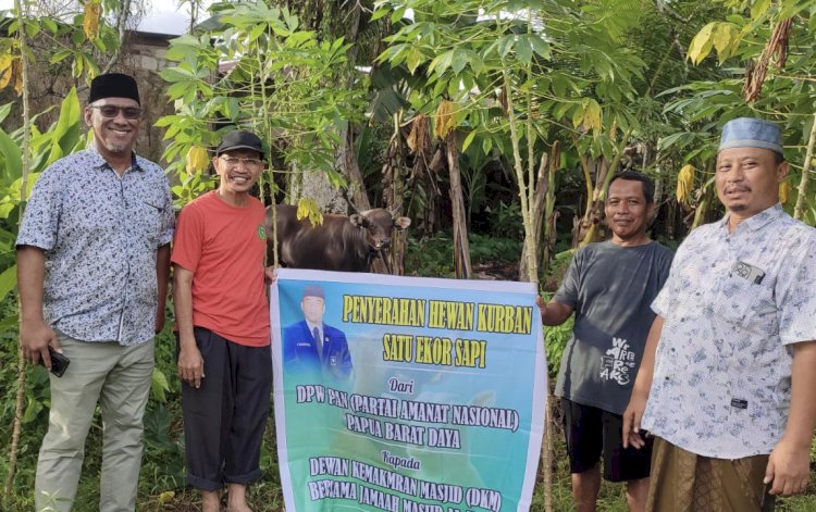 Ketua DPW PAN Papua Barat Daya, Sukriyadi menyerahkan seekor hewan kurban di Mesjid Al Hakim Sorong. 