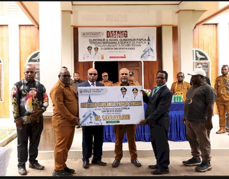 Gubernur Papua Tengah Meki F Nawipa (dua, kiri) didampingi Kepala Dinas Sosial Provinsi Papua Tengah Roni Misikmbo (paling kiri) menyerahkan bantuan kepada Panitia Pembangunan Gereja di Kabupaten Puncak, 25 Mei 2026 (Foto: Istimewa)