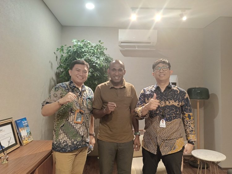 Ketua Bidang II - Keuangan, Perbankan, dan Perencanaan Pembagunan, HIPMI Papua Barat Daya,  Karol R. Wojtyla Kamat bersama Assistant Vice President Bank Mandiri KCP Sorong, Dimaz Prabowo saat audiensi bahas Bahas Modal Usaha, Investasi dan KUR untuk anggota HIPMI. 