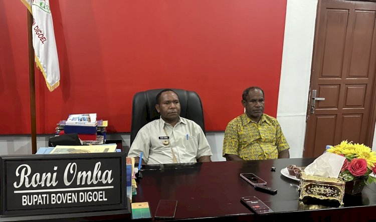 Bupati Boven Digoel Roni Omba, S.IP didamping kepala Distrik Manggelum Ruben Anggainggom saat Konferensi  Pers
