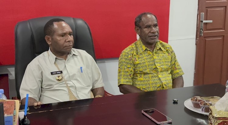 Kepala Distrik Manggelum Ruben Anggainggom saat mendamping Bupati Boven Digoel pada Konferensi Pers