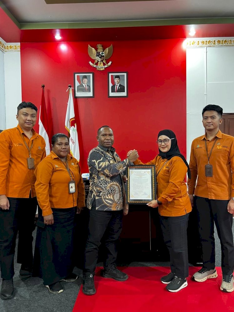 BPS Boven Digoel bersama Bupati Boven Digoel Roni Omba saat Penandatanganan Piagam Pencanangan Pelaksanaan Sensus Ekonomi 2026