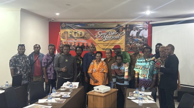 Peserta, narasumber, dan panitia berfoto bersama usai pelaksanaan Forum Group Discussion (FGD) “Masih Adakah Seni Ukir Marind?” dalam program Ekspresi Budaya Marind Bertatah di Hotel Careinn, Merauke, Sabtu (20/6/2026).