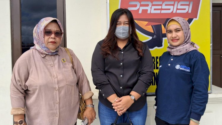 Promotor Infinix Husna terduga pelaku pengelapan Handphone milik Toko DeltaFone saat didampingi kuasa hukumnya, Siti Zakiah Zakaria  dan Wan Magdalena di Polresta Sorong Kota. 