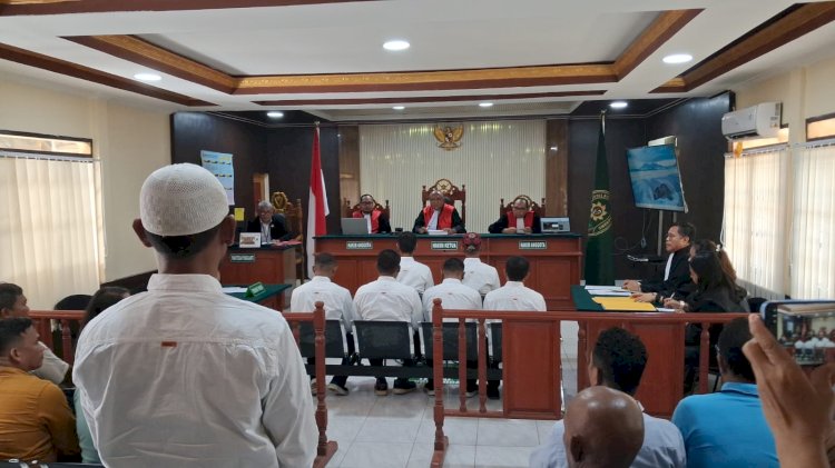 Sidang agendan pembacaan dakwaan oleh JPU Kejati Papua Barat pada kasus dugaan pelanggaran tentang konservasi sumber daya alam hayati dan ekosistemnya, di Pengadilan Negeri Sorong, Senin 13 Juli 2026.