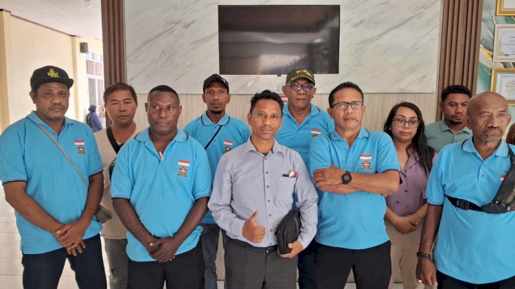 Pengurus dan anggota HNSI Papua Barat Daya di Pengadilan Negeri Sorong selesai mengikuti sidang perdana dengan agenda pembacaan  dakwaan pada kasus dugaan pelanggaran tentang konservasi sumber daya alam hayati dan ekosistemnya.