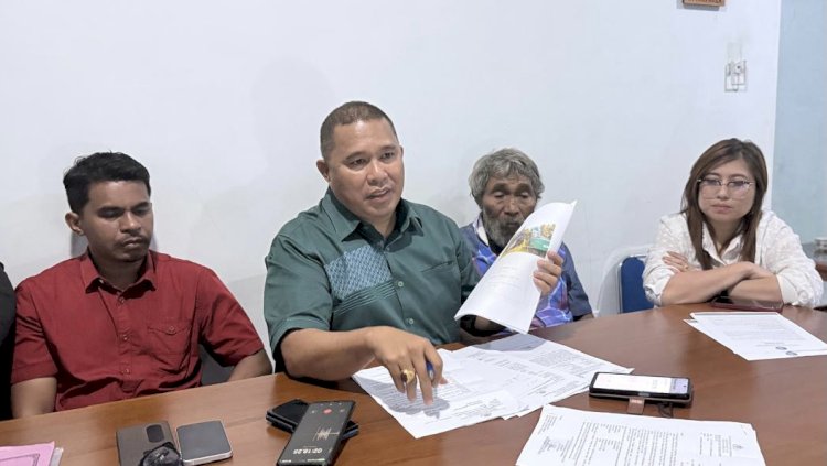 Tim kuasa hukum Nimbrod Korwa, Jatir Yuda Marau Dkk, saat mengelar konferensi pers terkait dugaan pembongkaran rumah milik kliennya. 