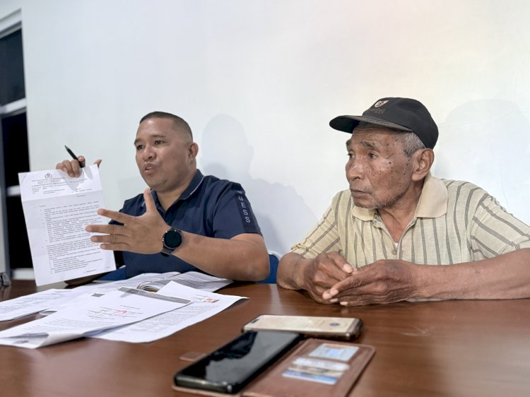 Kuasa Hukum Nimbrod Korwa, Jatir Yuda Marau saat mengelar keterangan pers penolakan  Restorative Justice Dari Asisten 1 Kota Sorong dan Bos PT. Salawati Motor . 