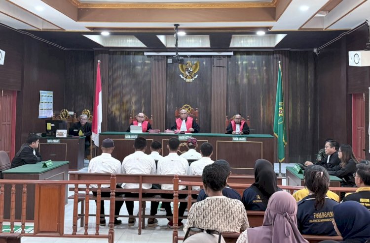 Persidangan  dengan agenda pembacaan putusan sela ke tujuh terdakwa pada perkara  dugaan pelanggaran tentang konservasi sumber daya alam hayati dan ekosistemnya, pada sidang agenda pembacaan putusan sela di Pengadilan Negeri Sorong, Kamis 30 Juli 2026. 