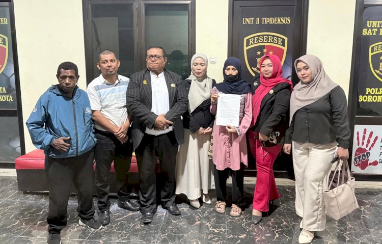 kuasa hukum, Hadi Tuasikal bersama Hasriyanti, Mulyadi Golap, dan Rosmilah Tuasikal, yang mendampingi keluarga almarhumah. 