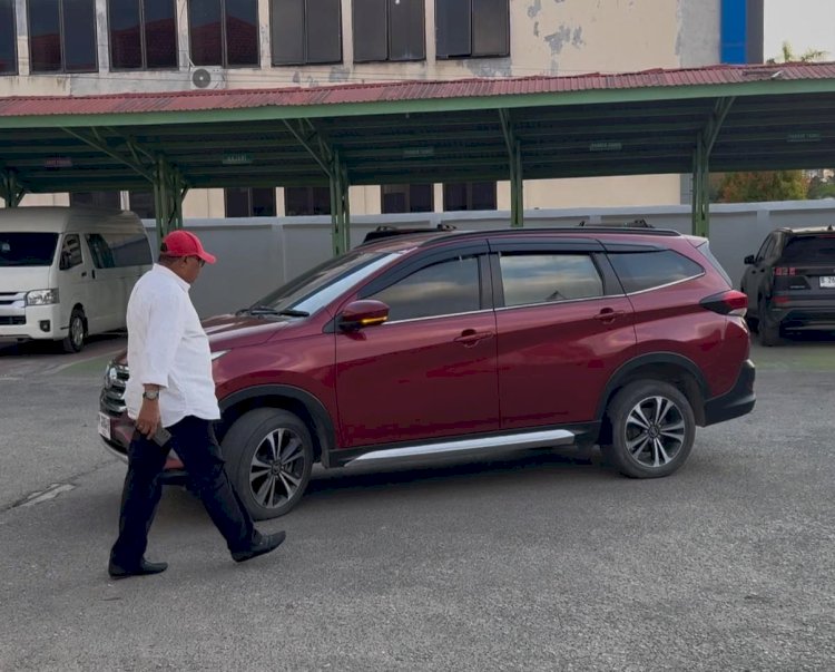 Mantan Bupati Sorong Selatan, Samsuddin Anggiluli usai menjalani pemeriksaan sebagai saksi kasus dugaan korupsi pada pengelolaan belanja barang dan jasa penunjang operasional kepala daerah dan wakil kepala daerah yang bersumber dari anggaran belanja barang dan jasa pada sekretariat daerah Kabupaten Sorong Selatan Tahun Anggaran 2023 dengan pagu anggaran Rp. 9 Milyar. 