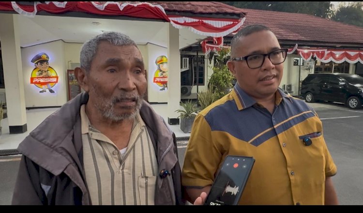 Korban pengrusakan rumah, Nimbrod Korwa bersama kuasa hukumnya, Jatir Yuda Marau usai pertemuan mediasi kedua yang di fasilitasi oleh penyidik Polresta Sorong Kota. 