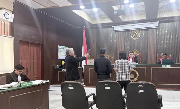 Sidang lanjutan pemeriksaan saksi perkara BBM Illeggal dengan kedua saksi dari PT. Macaraya Agro Mandiri yaitu Tjhin Kong Jung atau Zakaria dan Sunardi keduanya bertugas di bagian logistik di camp Sayosa. (dok RMOL Papua) 