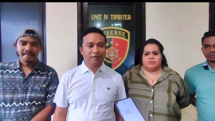Kuasa Hukum Gledis J.A. Flassy, Arfan Paretoka yang didampingi Jerold Kastanya dan Delon Solissa yang mendampingi kliennya di Polresta Sorong Kota. (istimewa) 