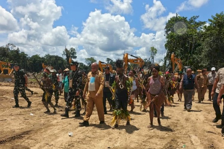 Pangdam XVII/Cenderawasih Mayor Jenderal TNI Febriel Buyung Sikumbang, S.H., M.M. bersama Gubernur Papua Mathius D. Fakhiri meninjau langsung program cetak sawah rakyat/YudhitAdityaArwen/rmolpapua
