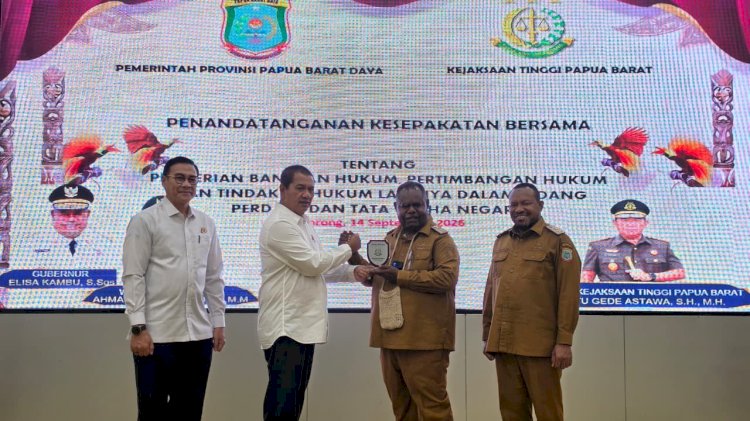 Kajati Papua Barat, I Putu Gede Astawa bersama Gubernur Papua Barat Daya, Elisa Kambu menyerahkan dokumen perjanjian kerja sama perkuat Good Governance yang di dampingi oleh Wakajati Papu Barat dan Wagub Papua Barat Daya. (Istimewa) 
