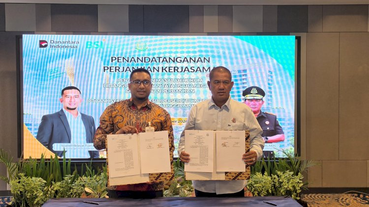 Penandatangan perjanjian kerja sama ini   ditandatangani oleh Area Manager PT. BSI (Persero) Tbk. Area Office Manado, Syarief Hidayat Tuanaya dan Kajati Papua Barat, I Putu Gede Astawa. (Istimewa) 